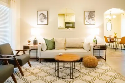 Image de AtHome+1 Stay | Stylish 3br | Fenced Yard