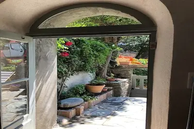 Image de Charmant petit appartement jardinet centre village