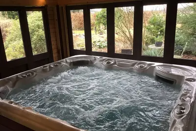Image de Apartment in the grounds of a country house with indoor hot tub