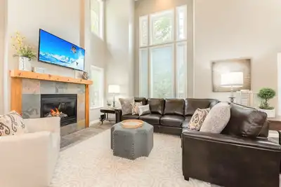 Image de Sleeps 23* 2 Hot Tubs * Fireplace * Close to Ski * Park/Picnic Area
