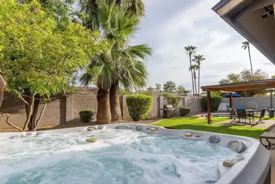 Image de The Vacation Station. Newley remodeled  2100 sqft. w Pool and  Ping Pong room.