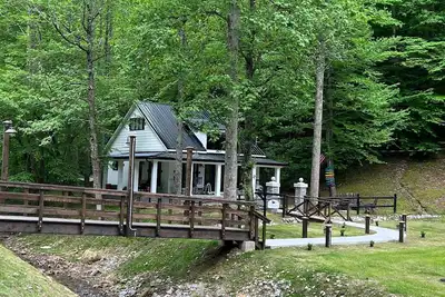 Image de The Red Dog Cottage In The Woods w/ Hot Tub