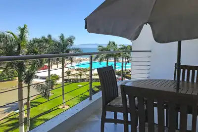 Image de Beach-front spectacular view, sandy beach & beautiful oversize pools