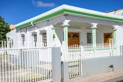 Image de Cross the street and you at the beach! Spacious 3 bedroom/ 2bath vacation spot. .