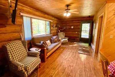 Image de Beautiful log cabin on a private wooded lot -  Lake Ada & Snowmobile Trails