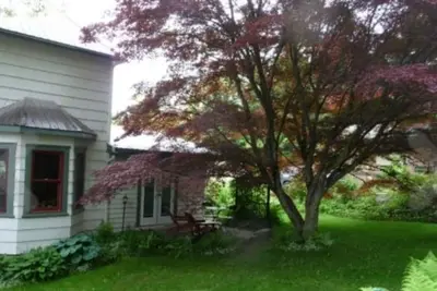 Image de Sweet private studio just minutes from the downtown core.
