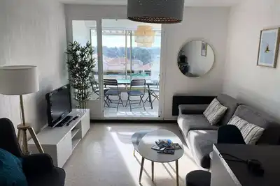 Image de Joli T1 à Bandol avec vue petite vue mer