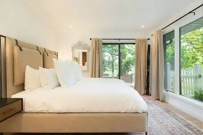 Image de Stylish cottage bordering one of the farm's sweeping pastures.