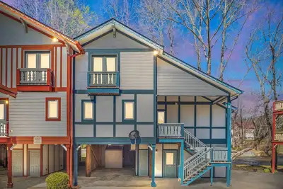 Image de ★ Picturesque River Stay with Hot Tub ★ Steps to Downtown Helen ★