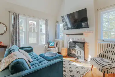 Image de Charming 5 Bedroom Historic brick home w/ sprawling river views, pool & hot tub!