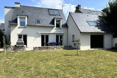 Image de Maison lumineuse, entièrement rénovée, à quelques pas de la plage et des commerces.