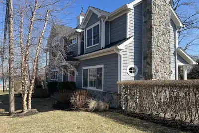 Image de Beautiful home within walking distance to beach