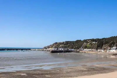 514 - A Erquy, en bordure de la plage du centre