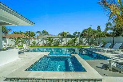 Image de Fabulous Pool ~ Game Room ~ Putt Putt Golf ~ Car Charger ~ Fall/Winter Specials