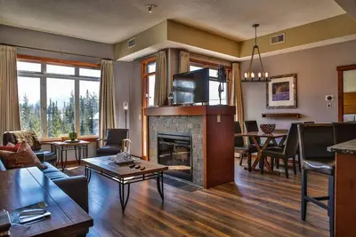 Image de Style Penthouse, Vue imprenable, Recherchez Premium Stayz Canmore