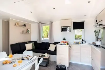 Image de Mobil-home Premium 36m² 2 chambres - Terrasse couverte + Tv + Lv + Plancha 6 personnes