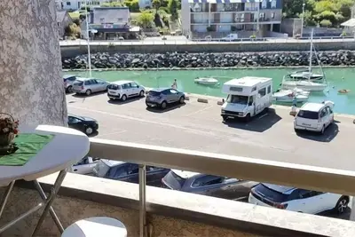 Image de Studio de 35m², avec pleine vue mer sur le port de Dahouët.