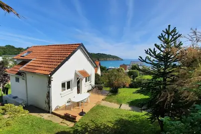 Les pieds dans l'eau avec vue mer!
