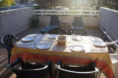 Image de A deux pas de la plage, avec petite vue mer