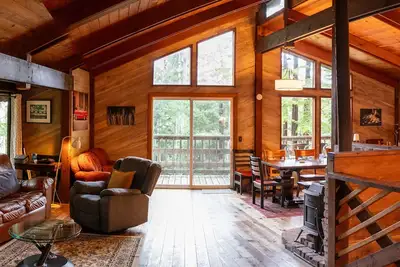 Image de Spacious home with private hot tub in Mendocino redwood forest.