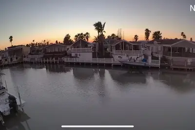 Image de Waterfront Palm Tree Cottage - 5 minutes from Beach