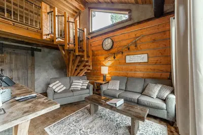 Image de Cozy cabin outside Glacier National Park. Private hot tub + pet-friendly!