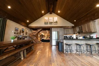 Image de Cozy cabin outside Glacier National Park. Private hot tub + pet-friendly!