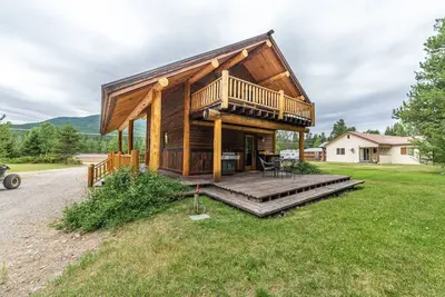 Image de Cozy cabin outside Glacier National Park. Private hot tub + pet-friendly!