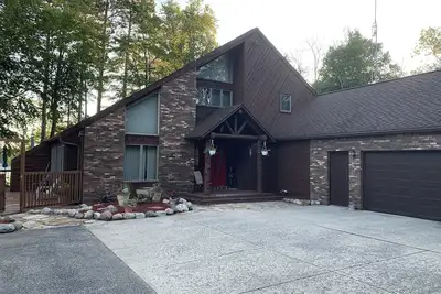 Image de Large Lakefront Home with Inground Heated Pool - Sleeps 23+