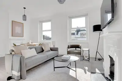 Image de Refurbished Earls Court 2br, modern, by Blueground