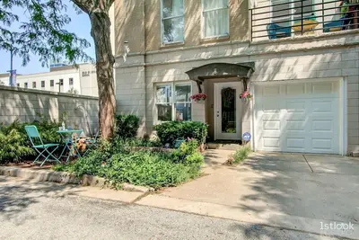 Image de Chic 2-Bedroom Townhouse with Rooftop, Free Parking, in Downtown Chicago!