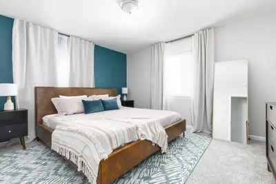 Image de Convenient| Business and Family Friendly Home