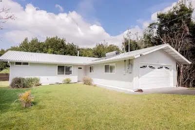 Image de Tropical snowbird escape by world’s tallest volcano - lanai, yard & washer/dryer