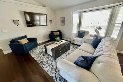 Image de • Hot Tub • sleeps 15+, Pet Friendly • Fenced • 2 stry playhouse •  Idaho Falls