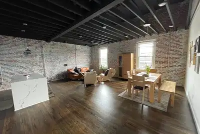 Image de ☆ Home Away From Home ☆ Downtown Mount Airy-Apt 201