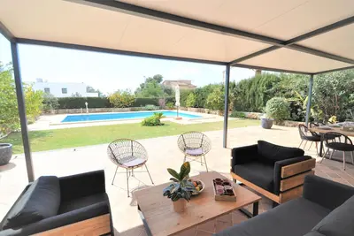 Beautiful spacious vacation home for families with a big swimming pool, garden and games room. - Free Wifi