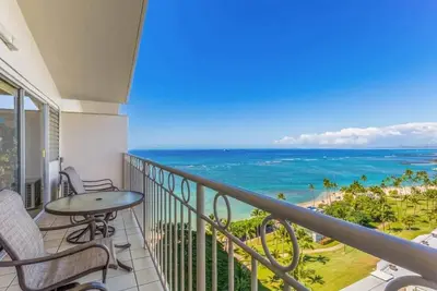 Image de Soak in Dazzling Pacific/Sunset Views, Penthouse w/Lanai – Waikīkī Shore #Ph10