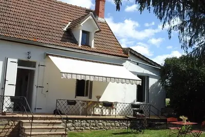 Image de Maison de campagne rénovée avec terrasse et jardin