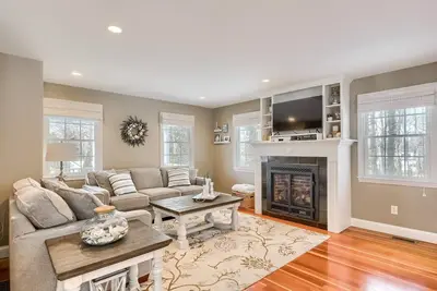 Image de Brand New Listing! 5bd Home--A/C, Screen Porch, Close to Shining Sea Bikeway