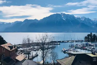 Image de Montreux Jazz 🎵 easy access via lakeside walk or free bus next door to all