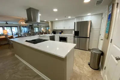 Image de Breakers East 102-Gulf Front 2 Br/2 Ba/Covered Parking- Beach setup included