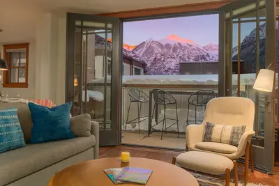 Ballard 203 North - 2Bd, 2. 5Ba - Sleeps 6 - Chef’s Perch w/ Postcard Views