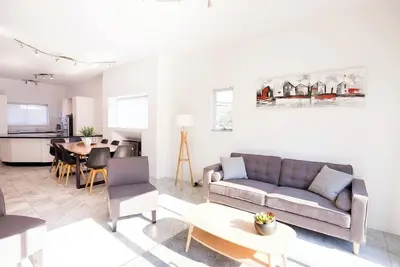 Image de Spacious Townhouse Comfort in Hobarts Heart