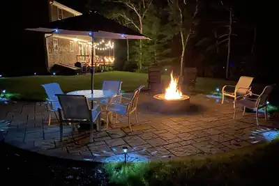 Image de Awesome Patio With Fire Pit, Farmers Porch, Deck With Grill!