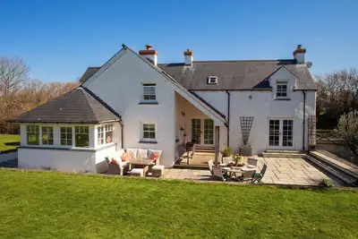 Image de A beautiful property for 6 with expansive lawns, minutes from the beach