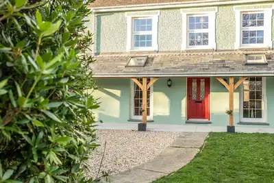 Image de A beautifully renovated farm house on the coast with a hot tub & outdoor bar