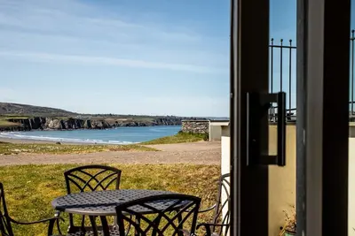 Image de A gorgeous coastal apartment for 4 set above Newport Bay