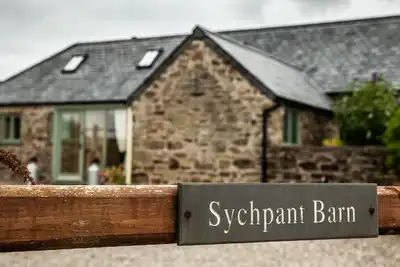 Image de A beautiful barn conversion nestled amongst the hills. .