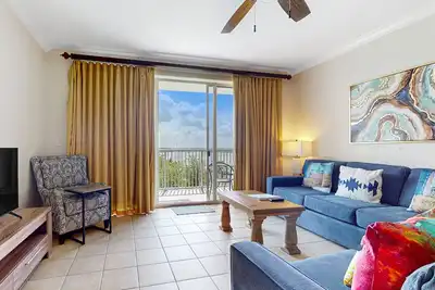 Image de Lakefront condo with amazing views, pool, & hot tub - steps from the beach