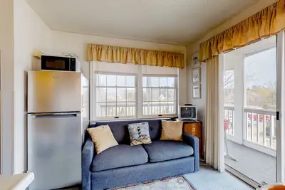 Image de Inviting condo with high-speed WiFi and shared indoor pool - two miles to beach